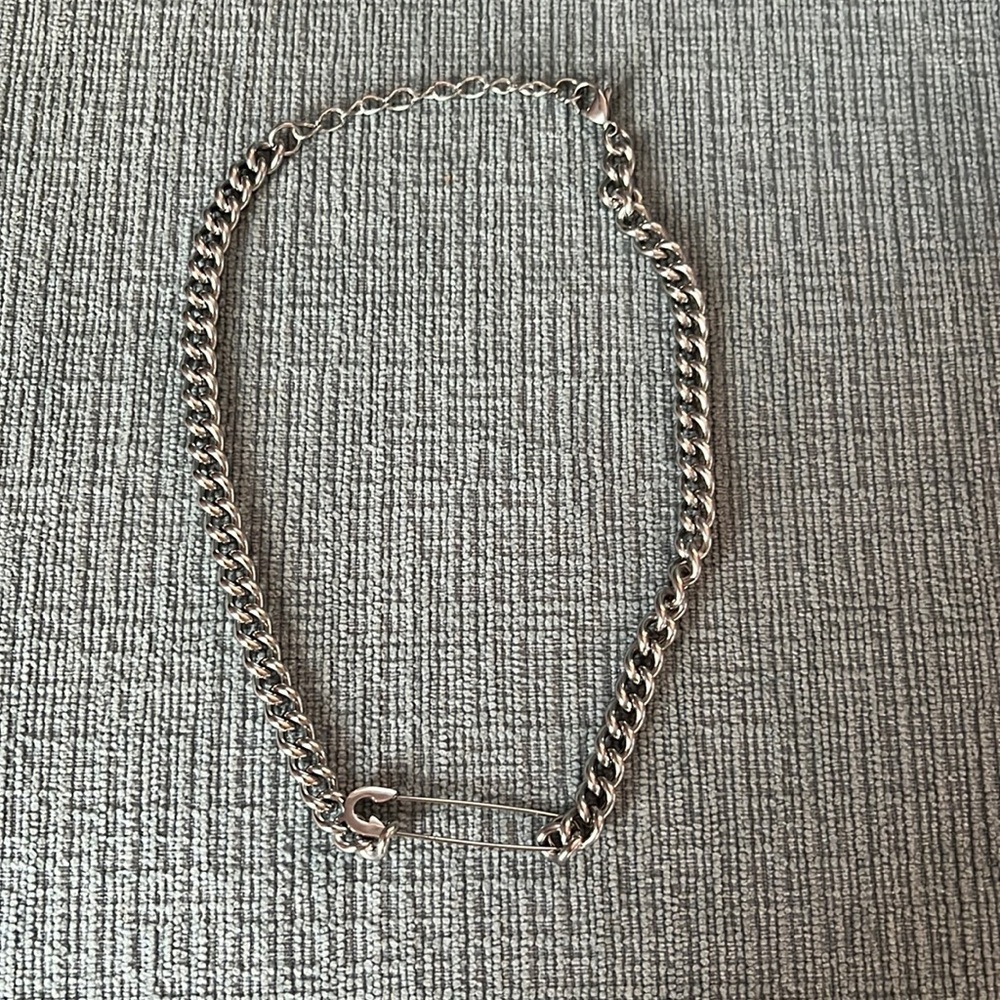 Brandy Melville Safety Pin Coker Necklace 🌸